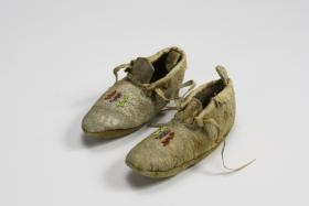 Moccasins_childs_antique.jpg